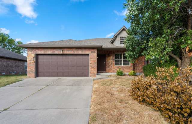 Spacious 2 Bed / 2 Bath Home with 2-Car Garage in Ozark! photos photos