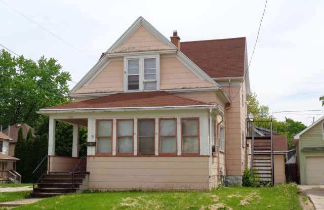 Large 5 bedroom / 2 bath home in central Oshkosh photos photos
