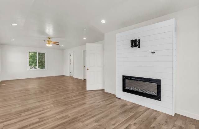 Spacious 5 Bed Kaysville Home with 3-Car Garage Gallery 3