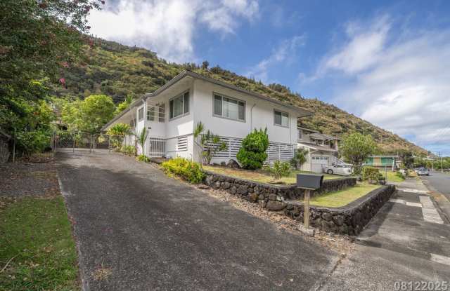 UPGRADED 4BR 2BA House in MANOA with SPLIT AC  GARAGE photos photos