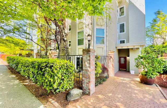 Spacious 2 Bedroom Condo with Fireplace  Balcony! - 521 Summit Avenue East, Seattle, WA 98102