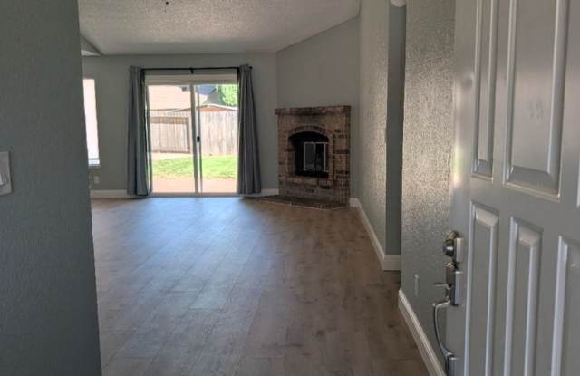Adorable 3 bedroom 2 bath Available Now Gallery 4