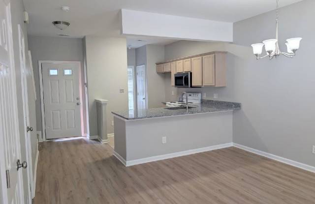 Remodeled 2 bedroom 2.5 bathroom townhome Gallery 4