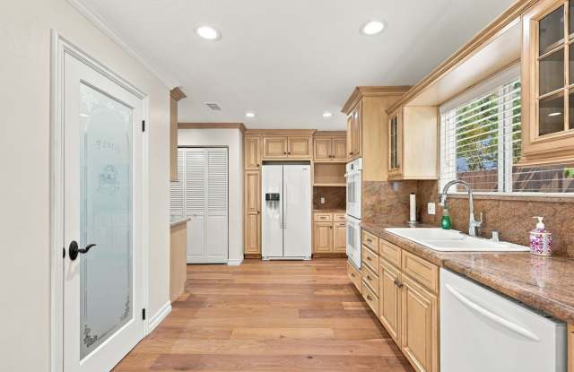 Charming Single Story Woodland Hills Retreat Near Warner Center Gallery 4