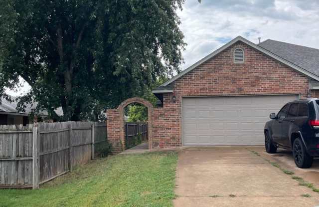 3 bedroom, 2 bathroom, 2 car garage - 314 Woodbriar Road, Noble, OK 73068