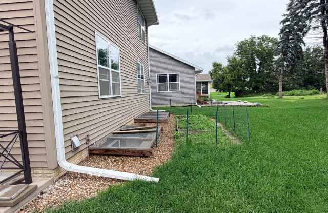 Great NE location 4 Bedroom 3.5 bathrooms with 3 stall garage Gallery 4