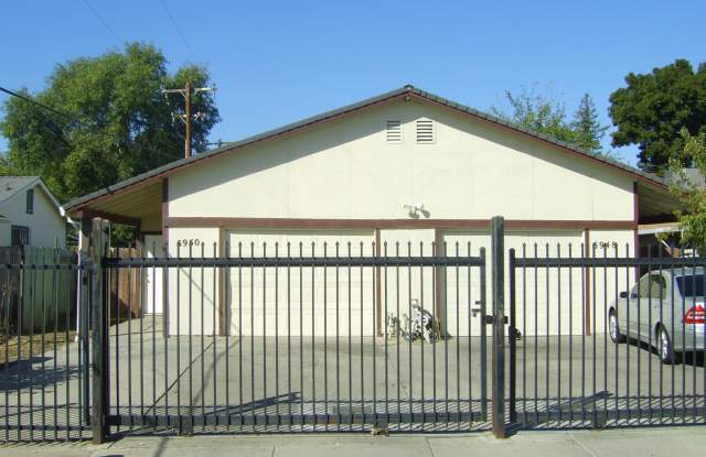 Nice 3BR duplex with some utilities included - 5950 Clover Manor Way, Lemon Hill, CA 95824