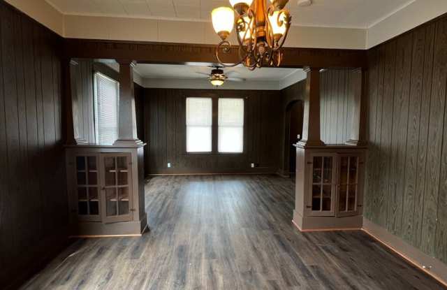 3 Bed, 2 Bath, 2 Car Garage Single Family House in Groves! Gallery 3