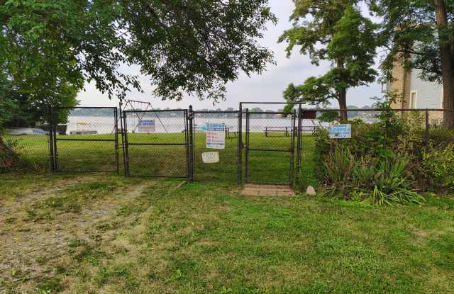 Spacious 3-Bedroom Tri-Level Home with Private Elizabeth Lake Access! Gallery 4