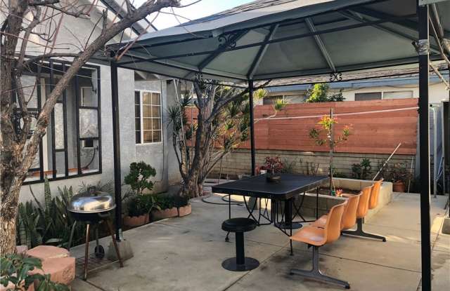 2552 Kelburn Avenue Gallery 4