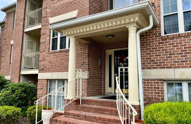 Charming 2 Bedroom/2 Bathroom Apartment Unit in Pond Condos! Gallery 3