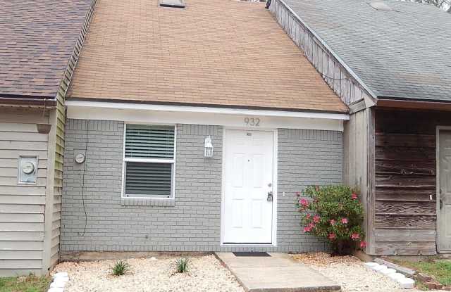 932 S Lipona Road - 932 South Lipona Road, Tallahassee, FL 32304