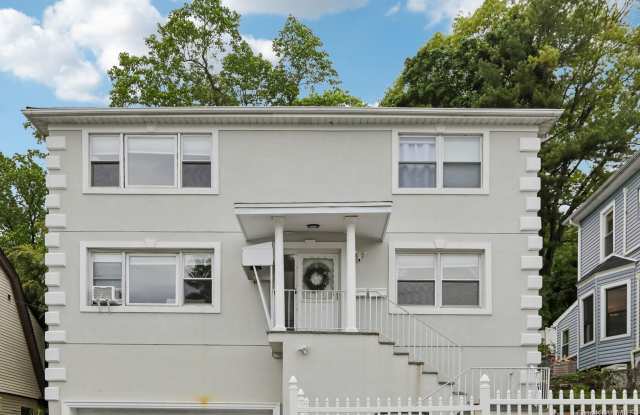 583 Bellevue Avenue N photos photos