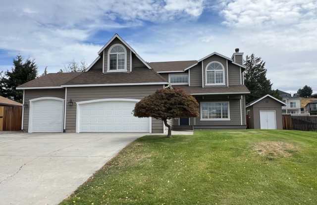 Gorgeous 4 bed/2.5 bath home on Fancher Heights! 2478sq ft, 3 car garage! - 2422 Highlandview Drive, Douglas County, WA 98802