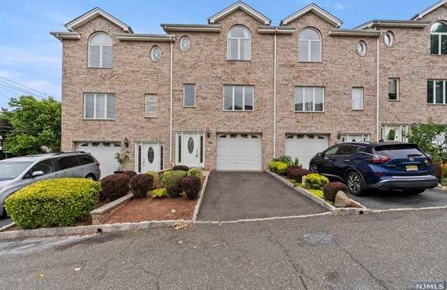 2  Hops Commons Court - 2 Hops Commons Court, Secaucus, NJ 07094