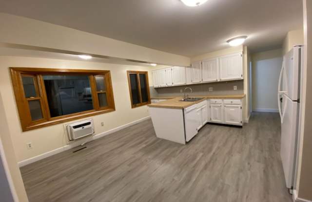 Spacious 3-4 bedroom home in quiet Framingham neighborhood - 209 Edgewater Drive, Framingham, MA 01702