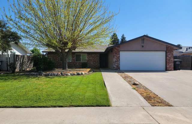 Beautiful 3 Bedroom 2 Bathroom Home in SW Visalia! photos photos