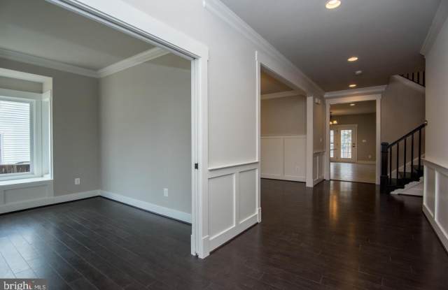 6928 REGENT Lane Gallery 4