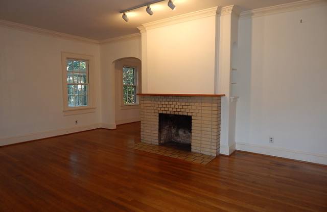 924 Kings Court Northeast Gallery 4
