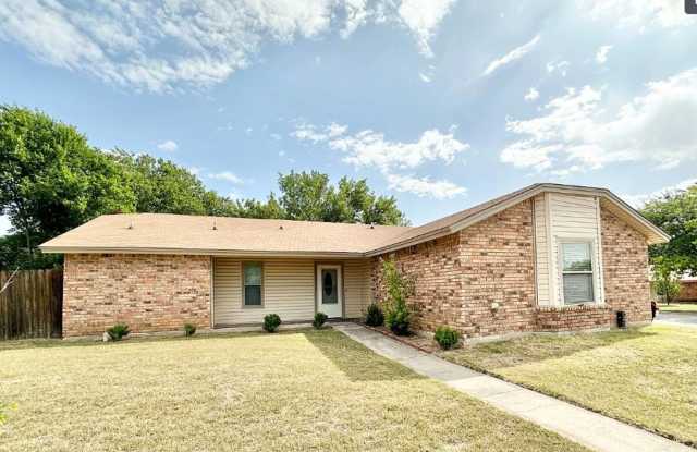 Inviting  3 Bedroom 2 Bath with fireplace photos photos