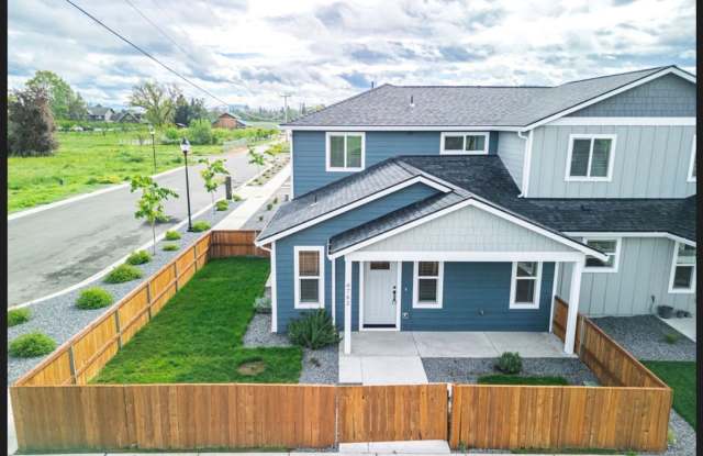 Newer Central Point 3 Bedroom / 2.5 Bath with views of the Table Rock photos photos