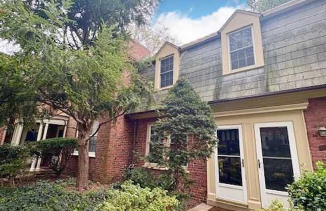 Updated 1BR/1BA 2-level TH in great location Gallery 4