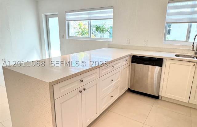 8035 Crespi Blvd Gallery 2