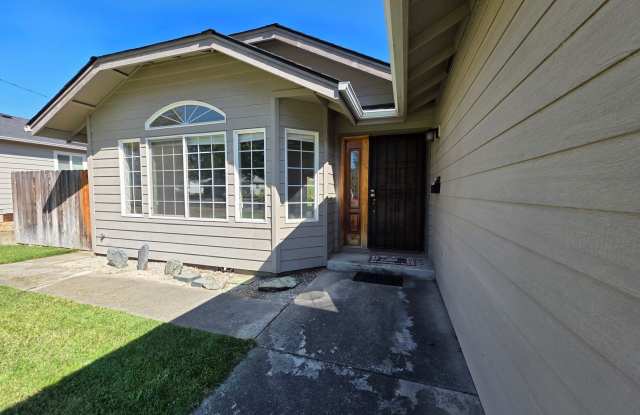 Large Lot Close to Downtown Grants Pass Gallery 4