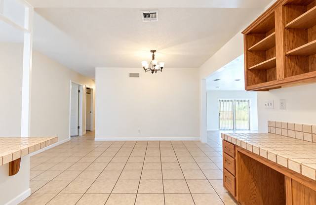 5 Bed 3 Bath Home Near Campus with a PRIVATE POOL! Gallery 4