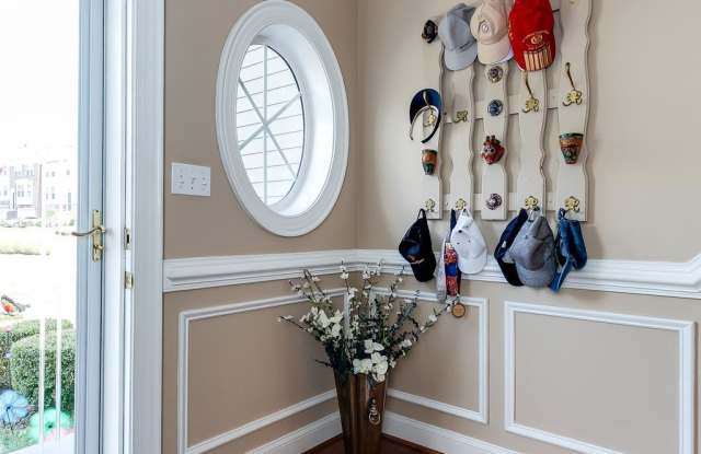 1819 HYDEN PLACE Gallery 2
