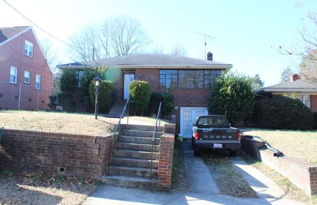 Room in 7 Bedroom Home at Nelson St photos photos