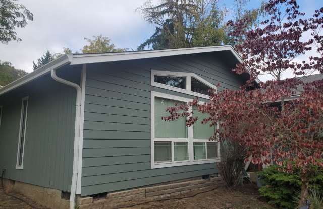 East Roseburg 3 bedroom 2 bath close to Eastwood school photos photos