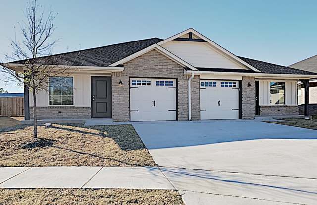 2 Bedroom 2 Bath 1 Car Garage Duplex Close To Tinker AFB - Lawncare included! Gallery 1