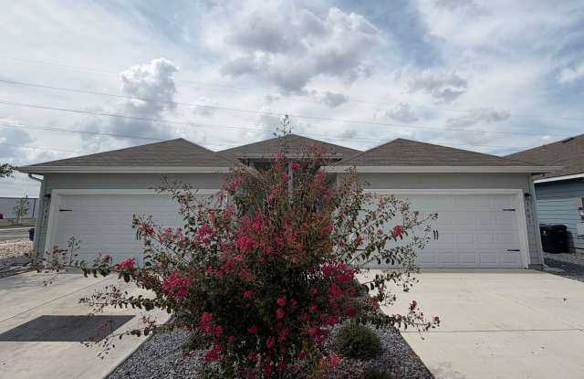 Luxury 3 Bed-2 Bath Duplex in Seguin,TX! Gallery 1