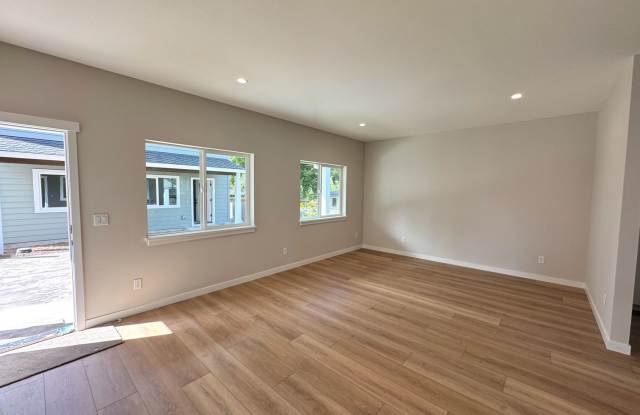 Newly Built 3 Bed, 2.5 Bath Cottage Homes with AC! Gallery 3