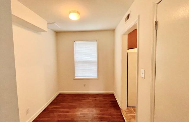 One-Bedroom, One Bath Townhouse at Spring Garden/Lindell Duplex Gallery 4