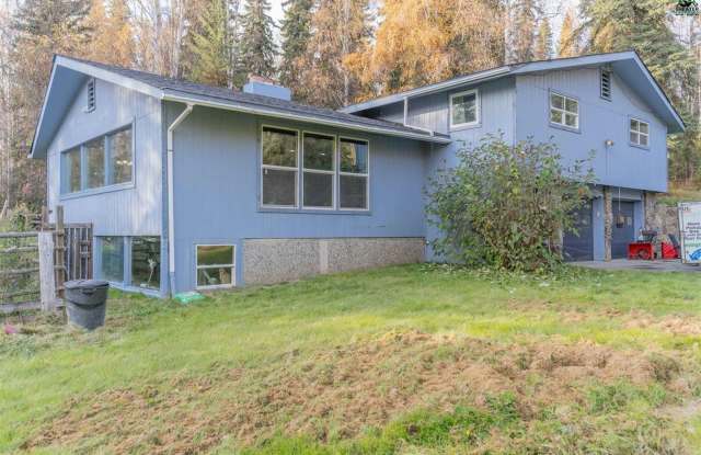 Large 3 bedroom 2 bath 2 car garage with shop and MIL in Goldstream Gallery 1