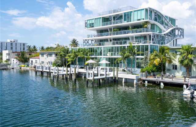 8425 Crespi Boulevard photos photos