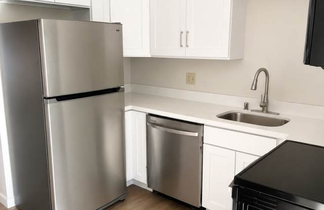 FREE FIRST MONTH! UPDATED 1BR + PRIVATE BALCONY NEAR GREEN LAKE – $1,325 Gallery 3
