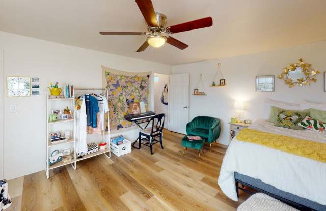 2 stories with 4 car driveway! Gallery 4