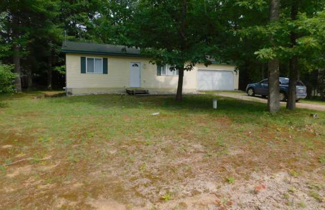 2815 Artist Ave - 2815 Artist Avenue, Interlochen, MI 49643
