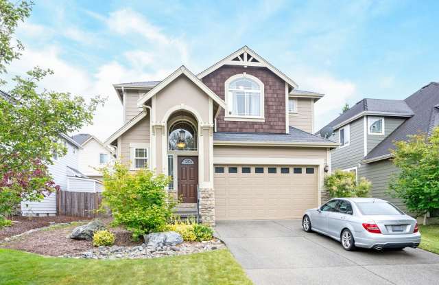 Spacious 4-Bedroom Home in The Oaks with Fenced Yard photos photos