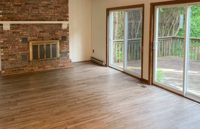 5 bedroom, 2 bathroom house (238 Spear St) Gallery 1