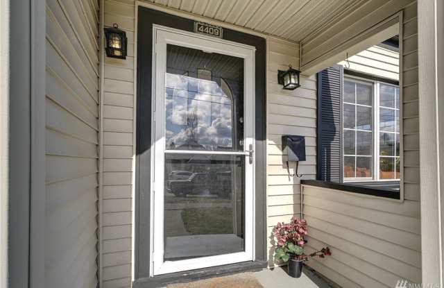 North Tacoma home, Tutor style, 4 bedroom, 2 bathroom home, fenced yard!  - Available November 15th or sooner. Gallery 3