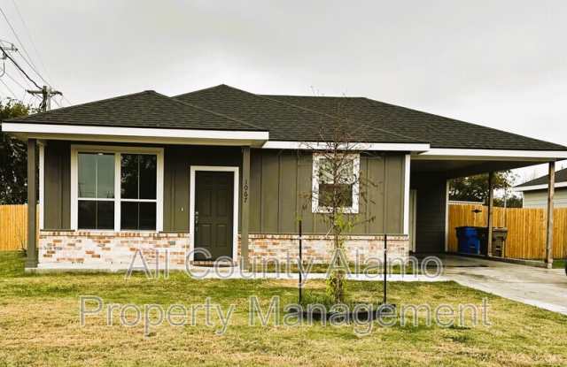 1067 E Pine Street - 1067 East Pine Street, Seguin, TX 78155
