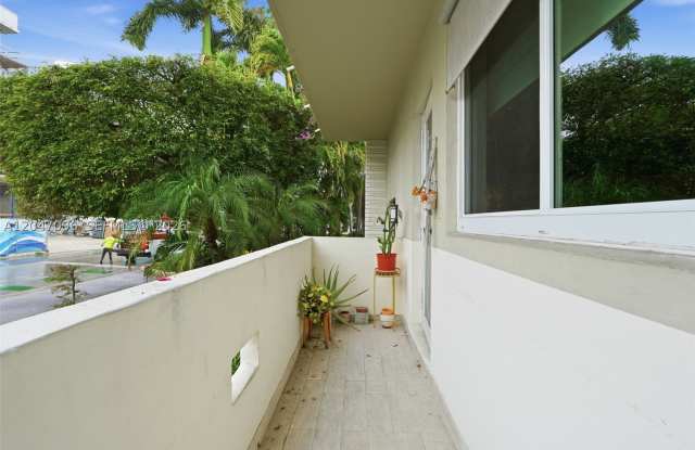 9881 W Bay Harbor Dr Gallery 2
