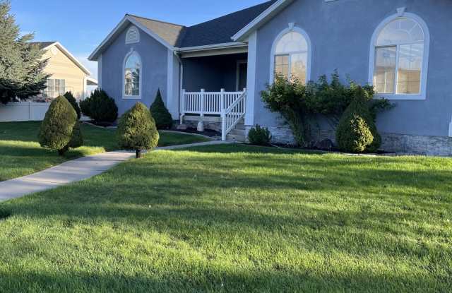 1517 E Falcon Ln Gallery 1