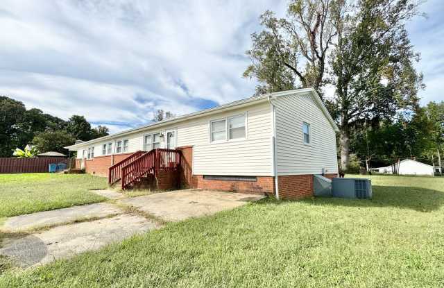 3 Bedroom Duplex off Alamance Church Road Gallery 1