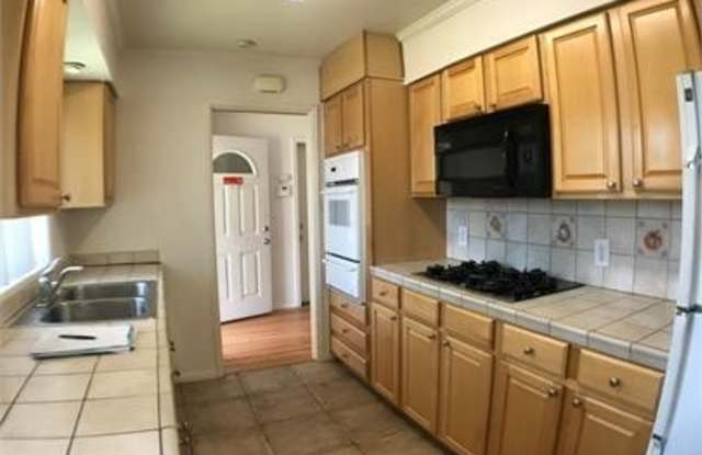 BEAUTIFUL WOOD FLOORS IN THIS- 5 BED 2 BATHROOM- GREAT DEAL! photos photos