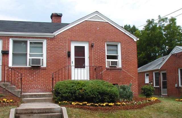Adorable 1 Bedroom Apt / 1 Block to Duke! Gallery 1